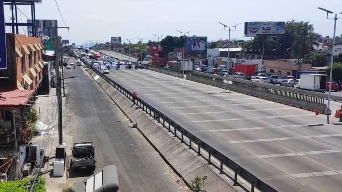 Bloquean La M Xico Cuernavaca Por La Desaparici N De J Venes Libre