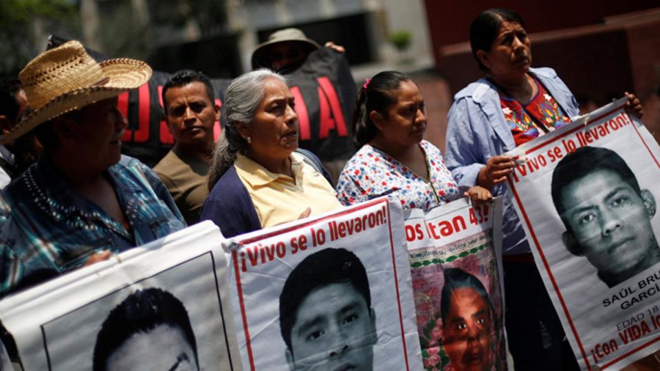 Admite AMLO diferencias en el gobierno por el caso Ayotzinapa; “son muchos intereses”