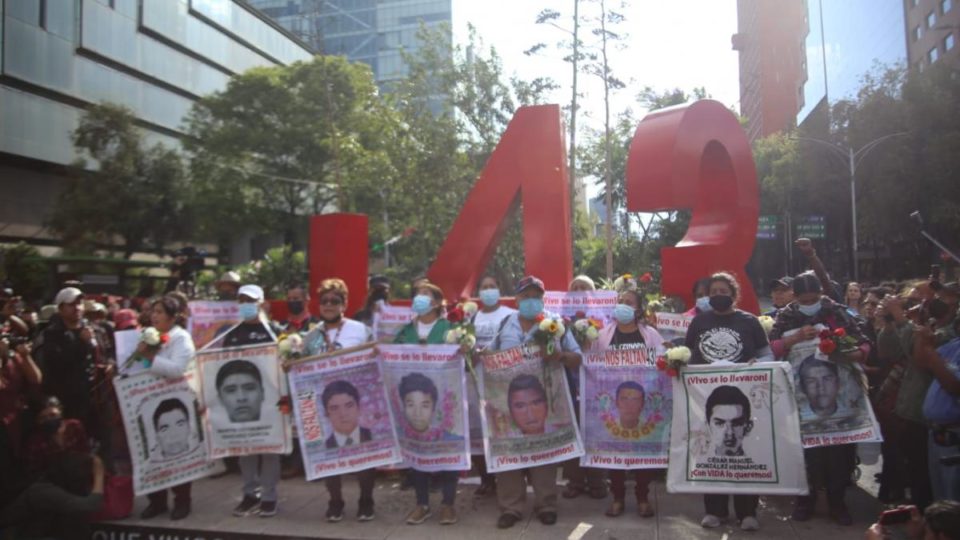 Marcha por caso Ayotzinapa; sigue el minuto a minuto por 8º aniversario