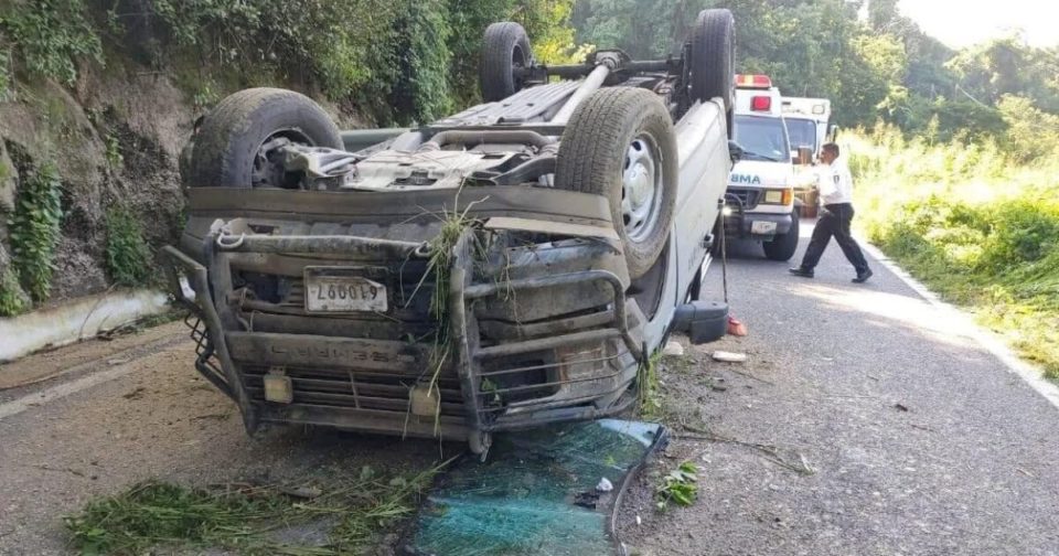 Vuelca camioneta de marinos que escoltaba a gobernadora Indira Vizcaíno