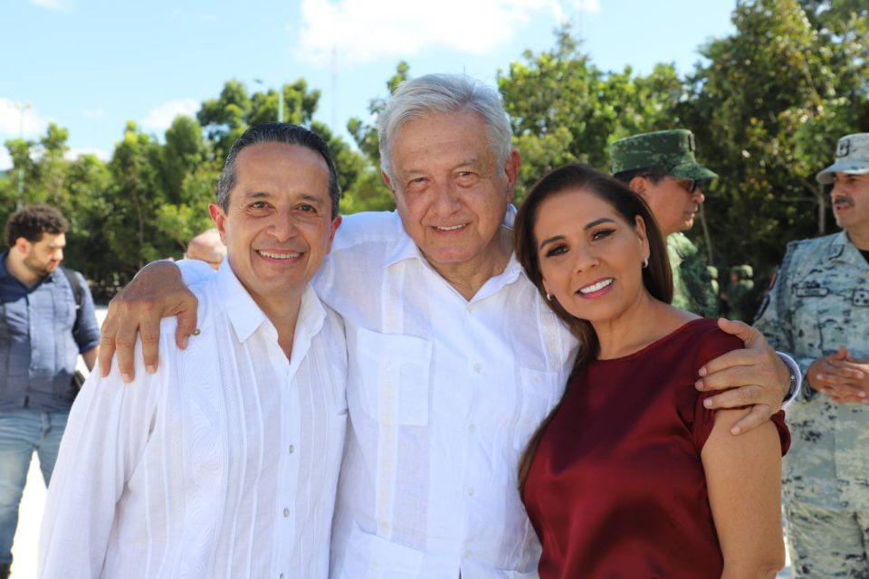 AMLO visita Quintana Roo; se despide de Carlos Joaquín González y da bienvenida a Mara Lezama