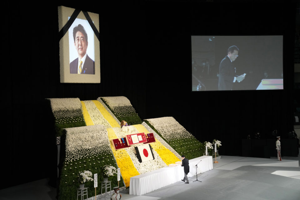 Centenares de japoneses dan un último adiós a Abe con flores