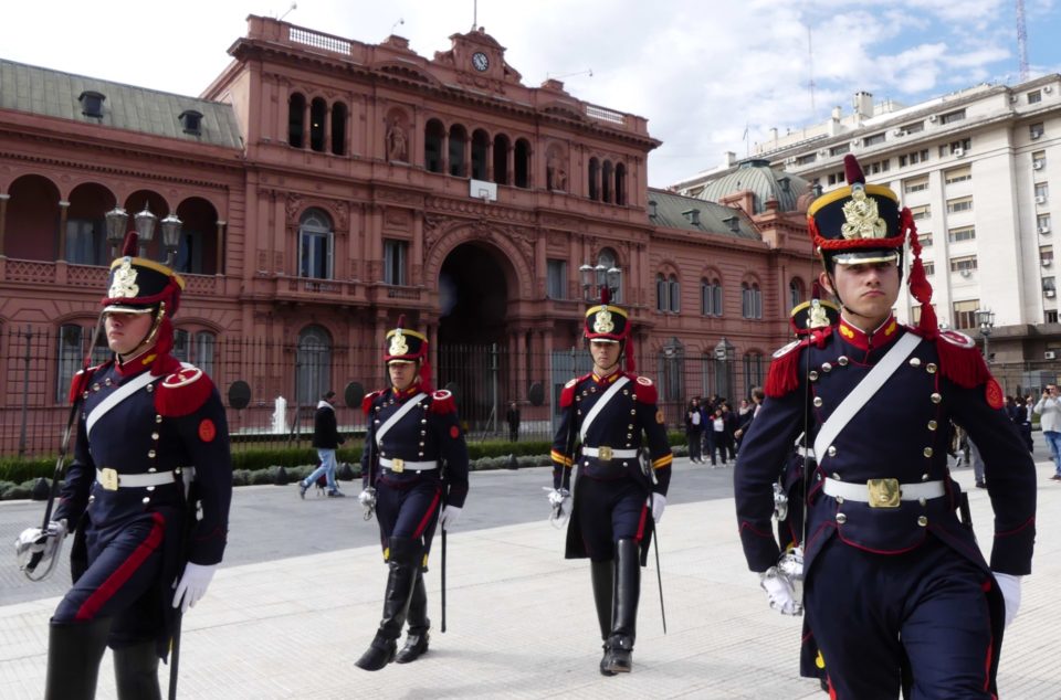 Desalojan Casa Rosada y Ministerio de Defensa en Argentina por amenaza de bomba