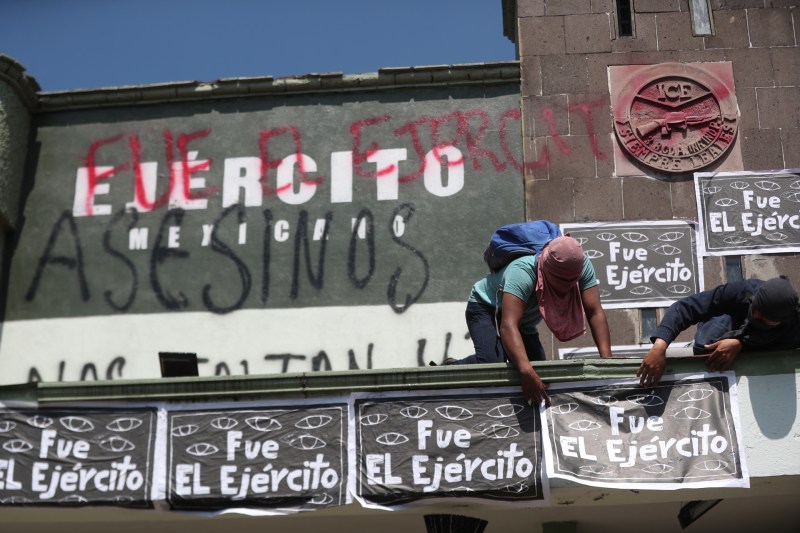 Familiares y compañeros de los 43 de Ayotzinapa protestan frente al Campo Militar Número Uno