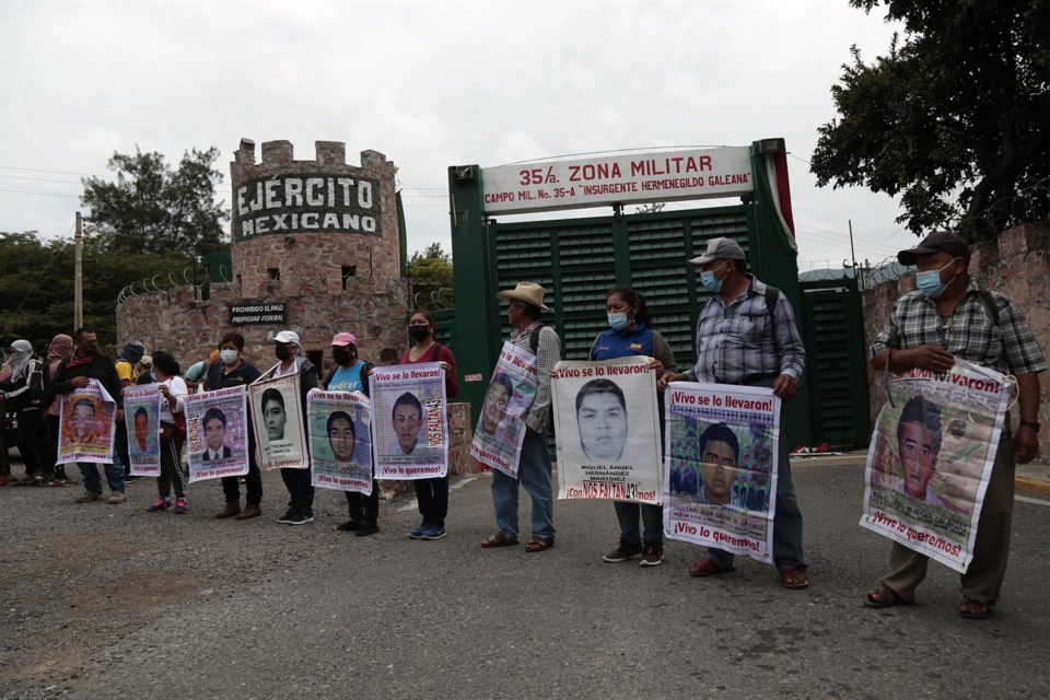 Investigar a autoridades por filtración de informe del Caso Ayotzinapa, no a la prensa: Centro Prodh