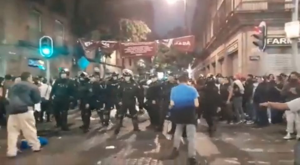 #Video Asistentes al concierto de Grupo Firme agreden a policías capitalinos