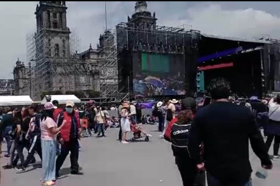 Fans se reúnen en el Zócalo para ver a Grupo Firme.