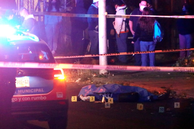 Personal de la policía municipal acordonan la zona donde se cometió el homicidio de la activista y madre buscadora Esmeralda Gallardo en Puebla. Foto de EFE