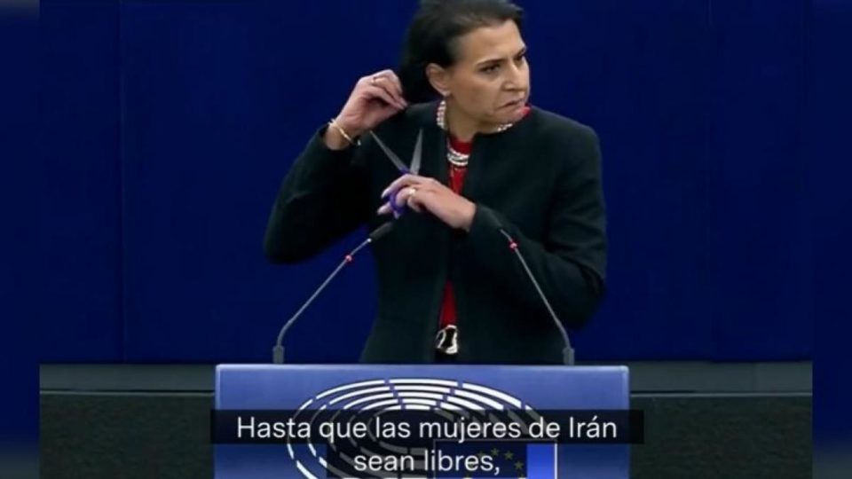 Legisladora se corta el cabello en Parlamento Europeo en apoyo a mujeres iraníes