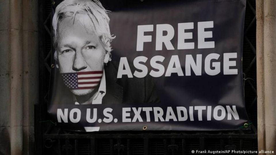 Con cadena humana piden liberación de periodista Assange en Londres, Inglaterra