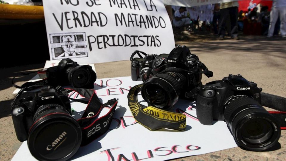 Preocupa ONU-DH vigilancia federal a defensores y periodistas