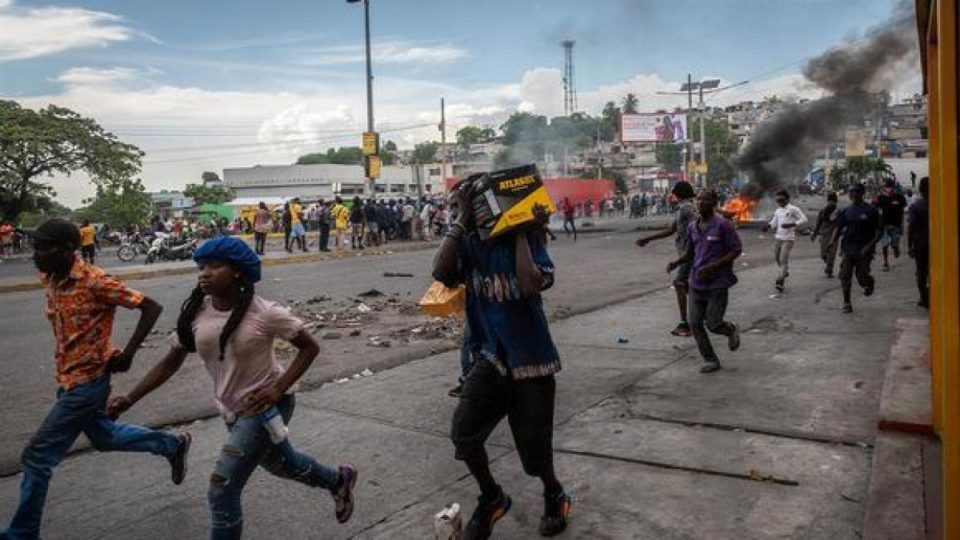 EU y Canadá entregan vehículos blindados a policía haitiana para combatir pandillas
