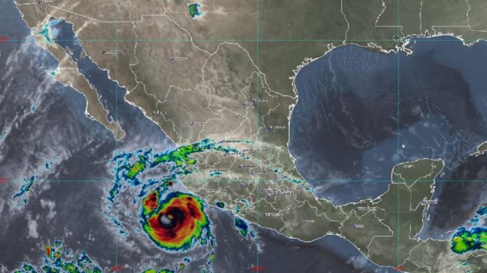 "Roslyn" ya es huracán categoría 3; prevén lluvias torrenciales al occidente de México