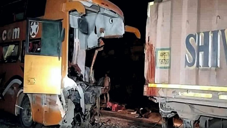 Al menos 15 muertos tras choque entre un camión y un autobús en India