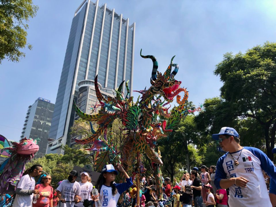 Desfilan más de 200 alebrijes monumentales por la Ciudad de México