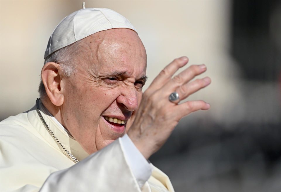 El papa pide a religiones trabajar por diálogo e invoca "el derecho a la paz"