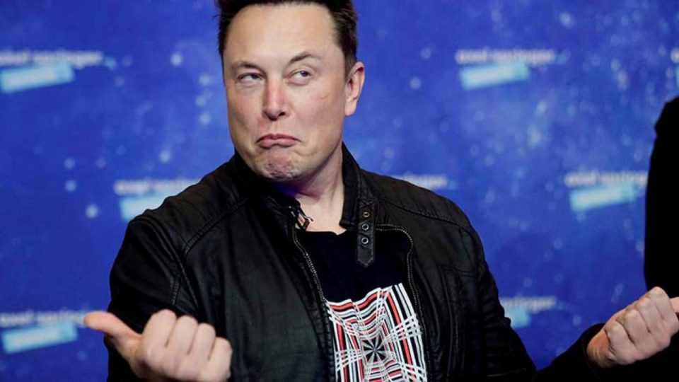 Elon Musk toma control de Twitter; despide ejecutivos