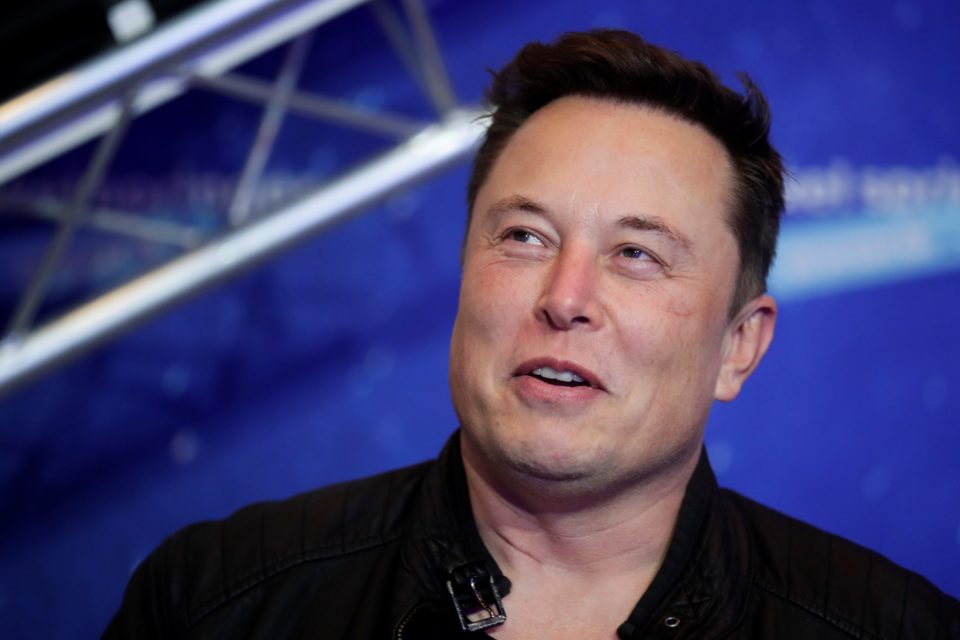 Elon Musk toma control de Twitter, reporta CNBC