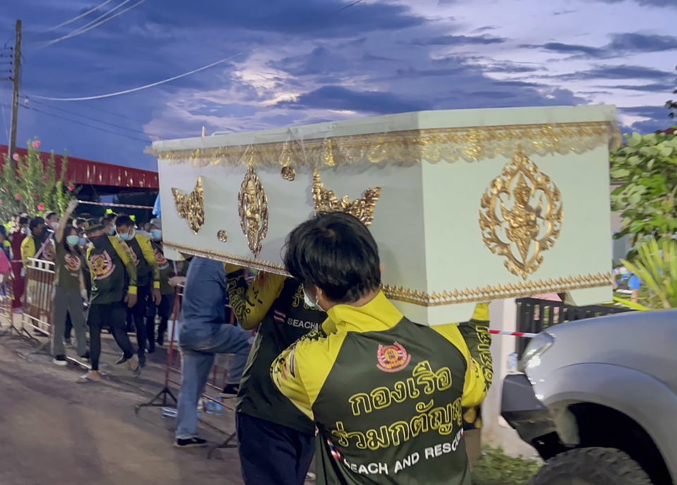 Familiares asisten a funerales por matanza en guardería de Tailandia