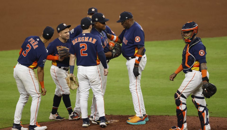 Gana Astros 5-2 a Phillies y se empata la Serie Mundial 2022