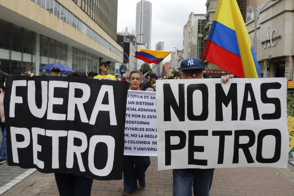 Miles de colombianos protestan contra medidas del Gobierno Petro