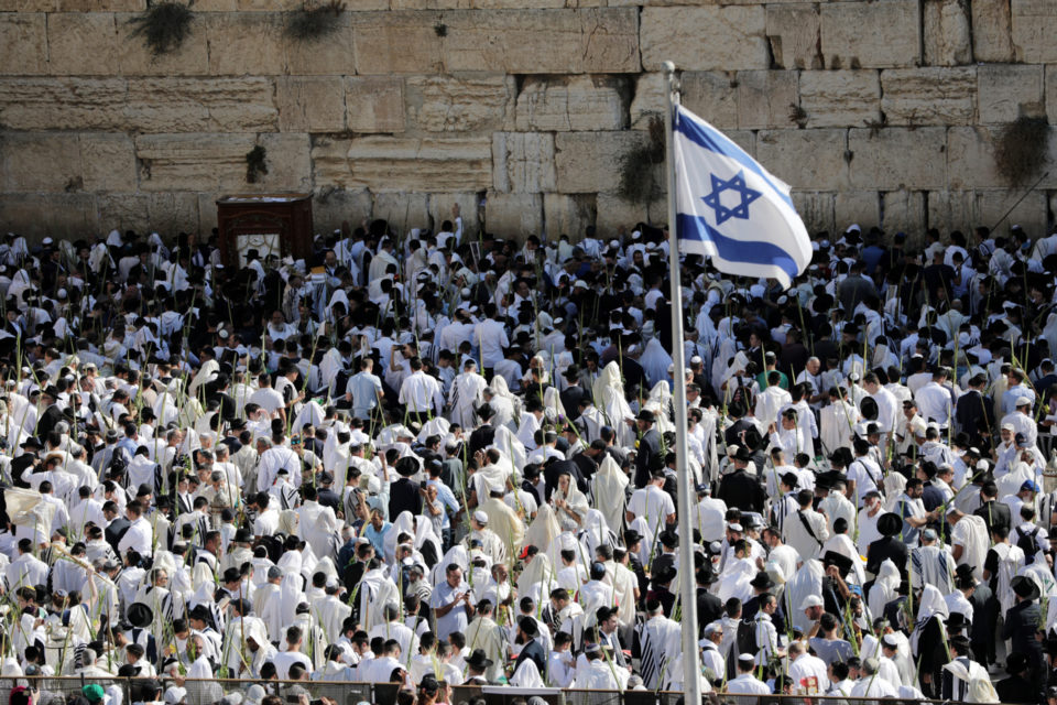 Miles de judíos acuden al Muro de las Lamentaciones para Bendición Sacerdotal
