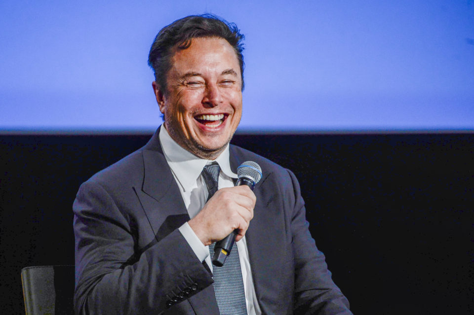 Musk confirma en su estilo la compra de Twitter: “El pájaro ha sido liberado”