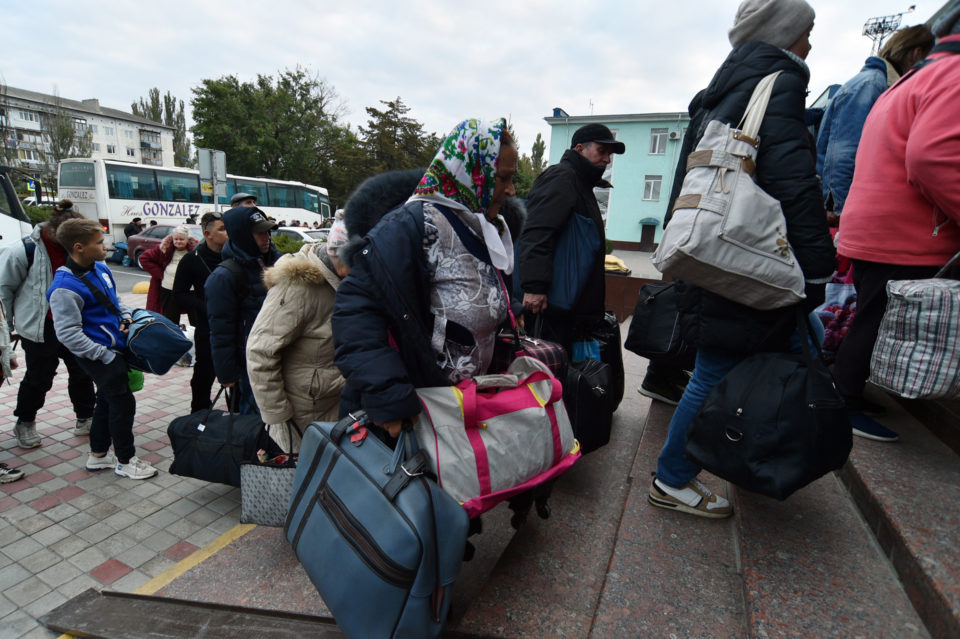 Rusia desaloja la ciudad de Jersón mientras deja sin luz a miles de ucranianos