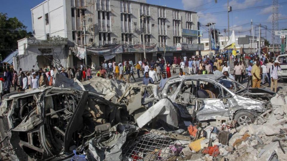 Suman 100 fallecidos en ataque terrorista en capital de Somalia