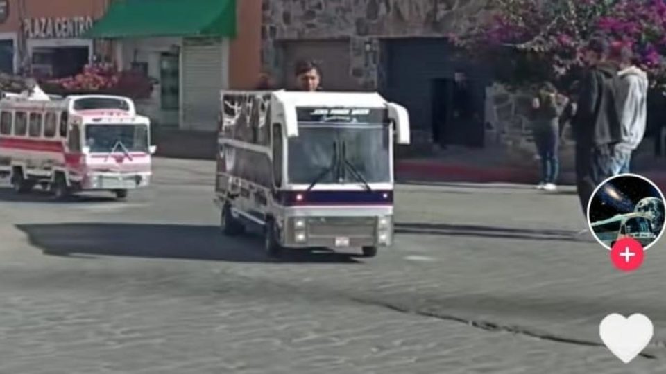 (VIDEO) Autobuses miniatura conquistan las calles de Teotihuacán