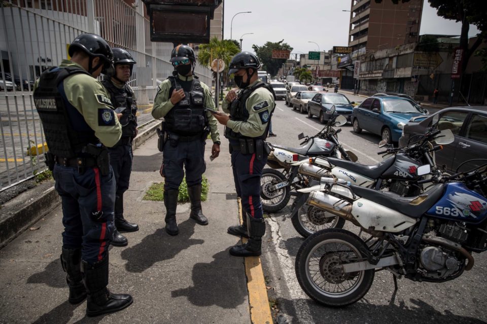 Venezuela da el primer paso para detener la corrupción policial