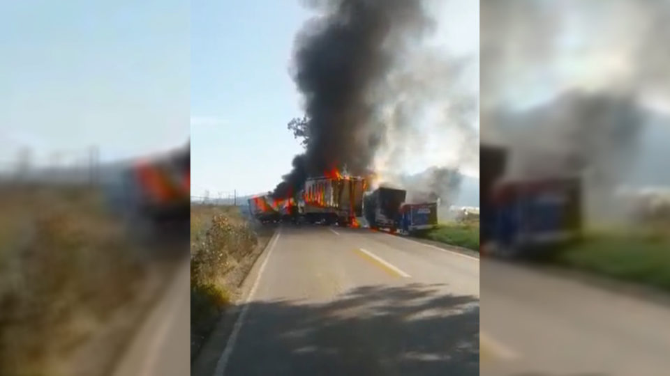 #Video Presuntos normalistas roban camiones y los incendian en Michoacán