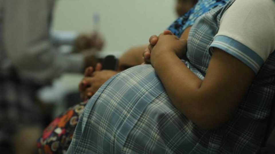 Adolescente da a luz afuera de hospital que le negó atención en Chiapas; su bebé murió (VIDEO)