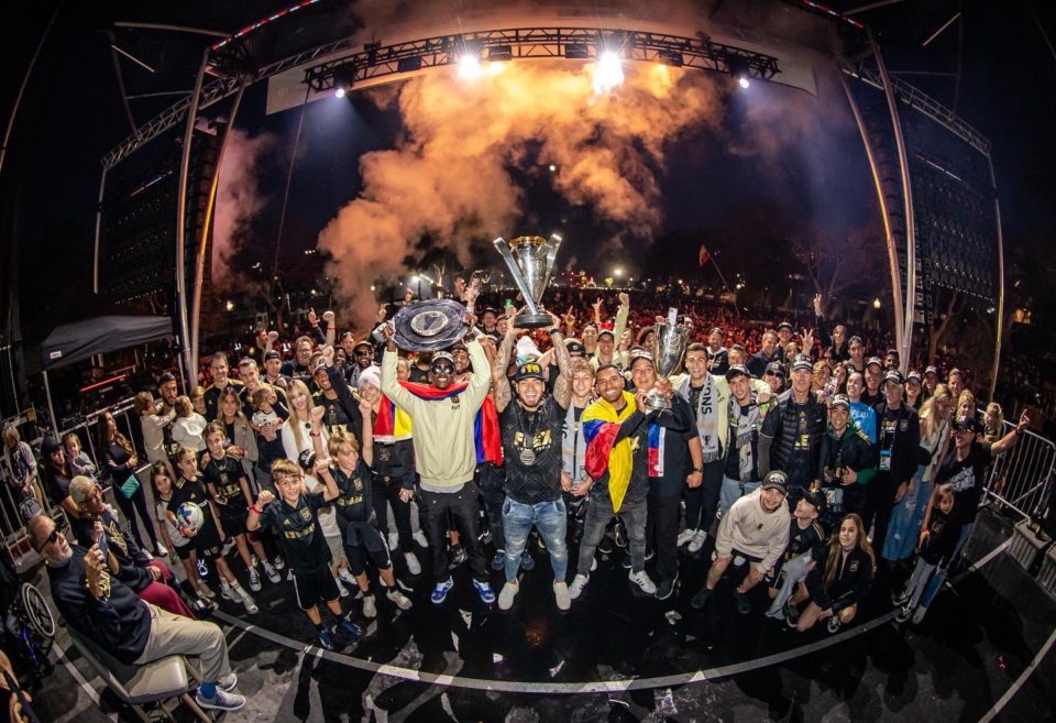 Aficionados celebran el título del LAFC en el Banc of California Stadium