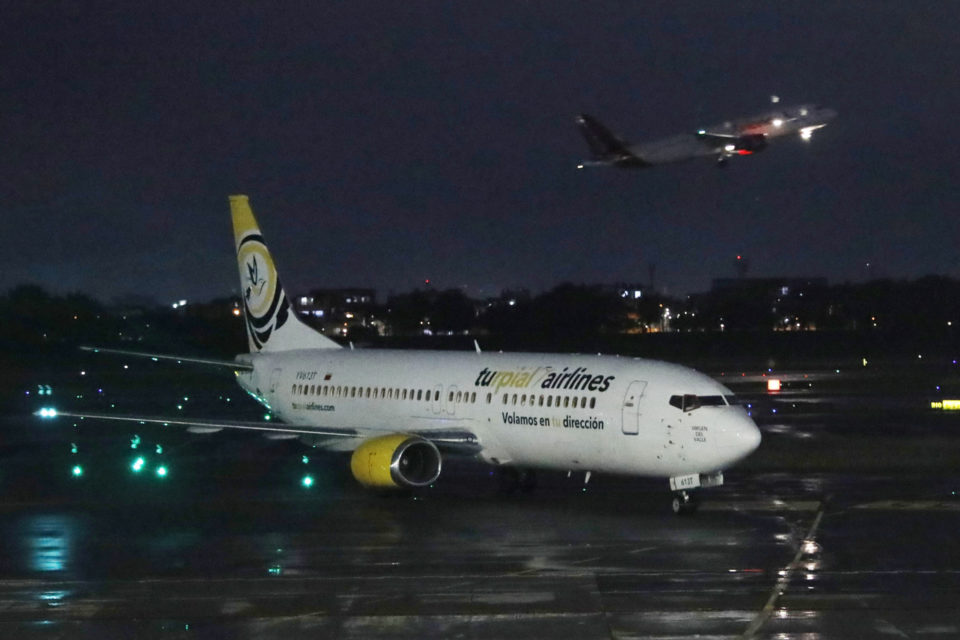 Aterriza en Bogotá el primer vuelo de Venezuela tras casi tres años