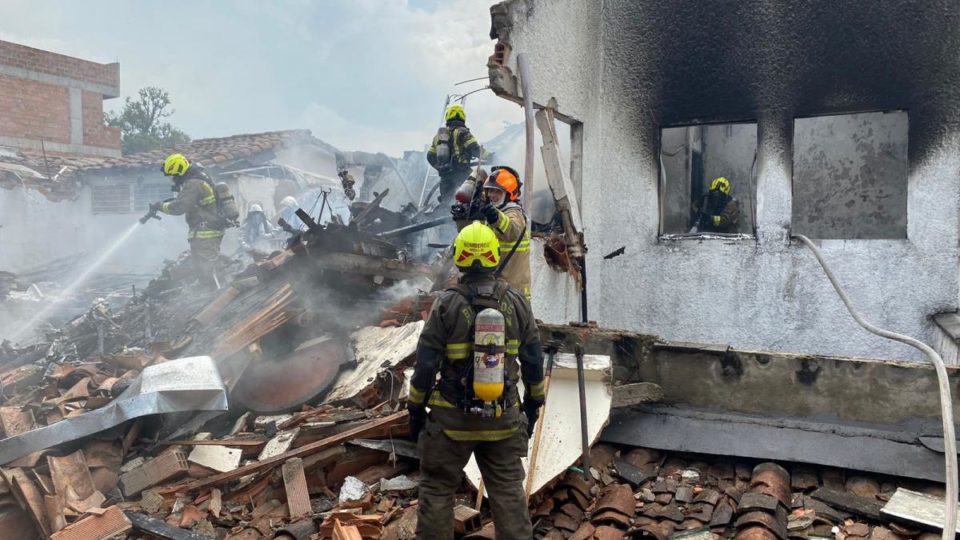 Avioneta se estrella contra casa en Colombia; hay 8 muertos