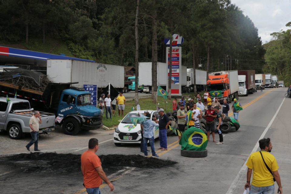 Bolsonaro pide a manifestantes que bloquean carreteras que cesen su protesta
