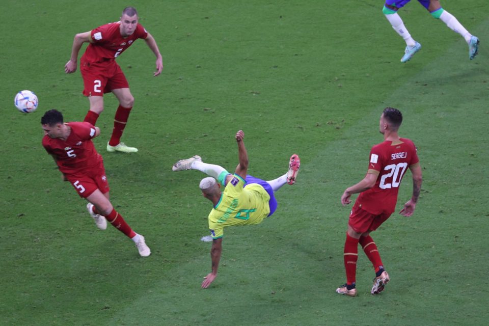 Brasil derrota 2-1 a Serbia con Richarlison como estrella
