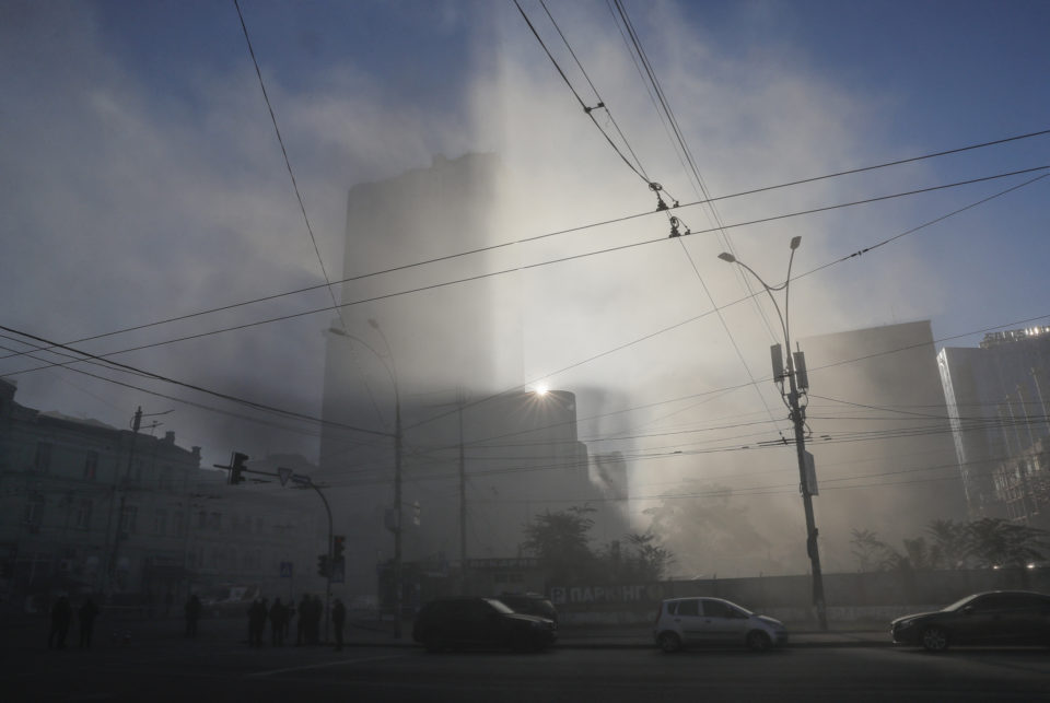 Cientos de poblaciones de siete regiones ucranianas quedaron sin luz por ataques rusos