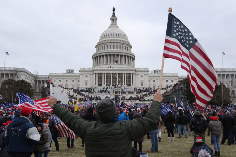 Congreso da a Trump más tiempo para cumplir con citatorio sobre seis de enero