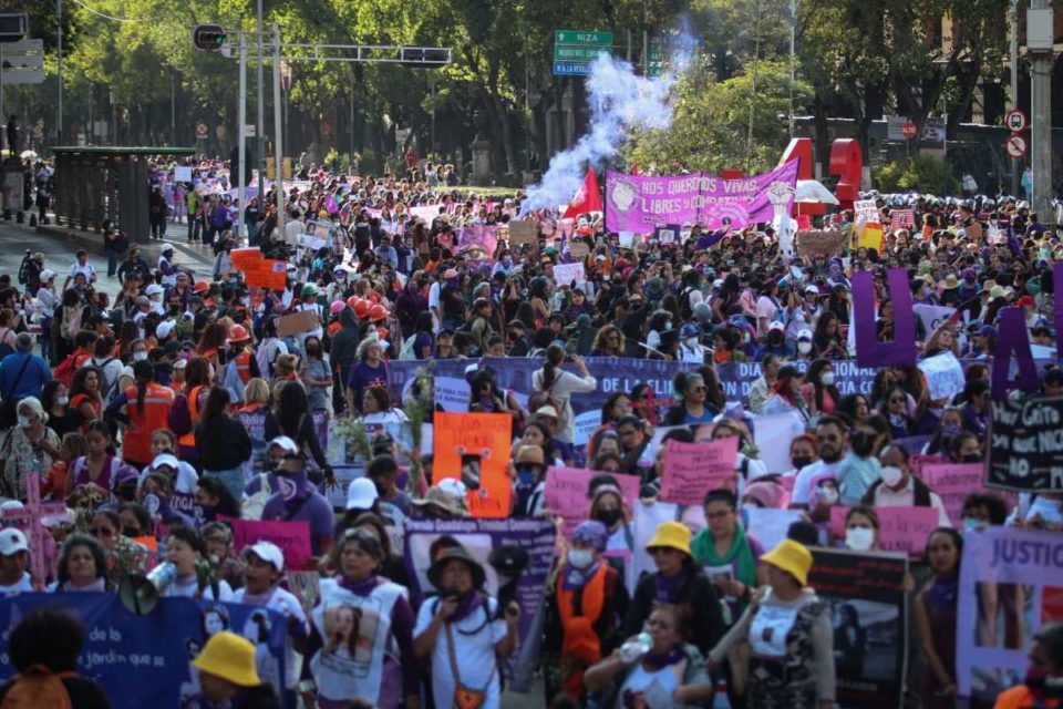 Denuncian ineptitud de autoridades ante feminicidios en marcha del 25N