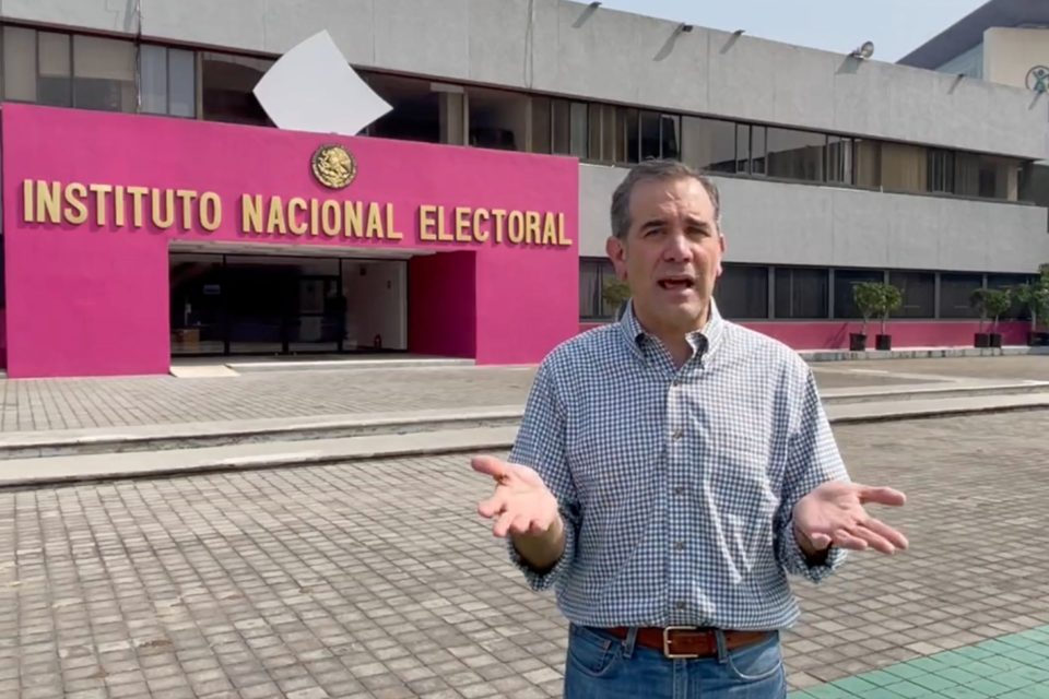 Desmiente Lorenzo Córdova que esté fuera del país; "es parte de la mentira y descalificación contra el INE", dijo