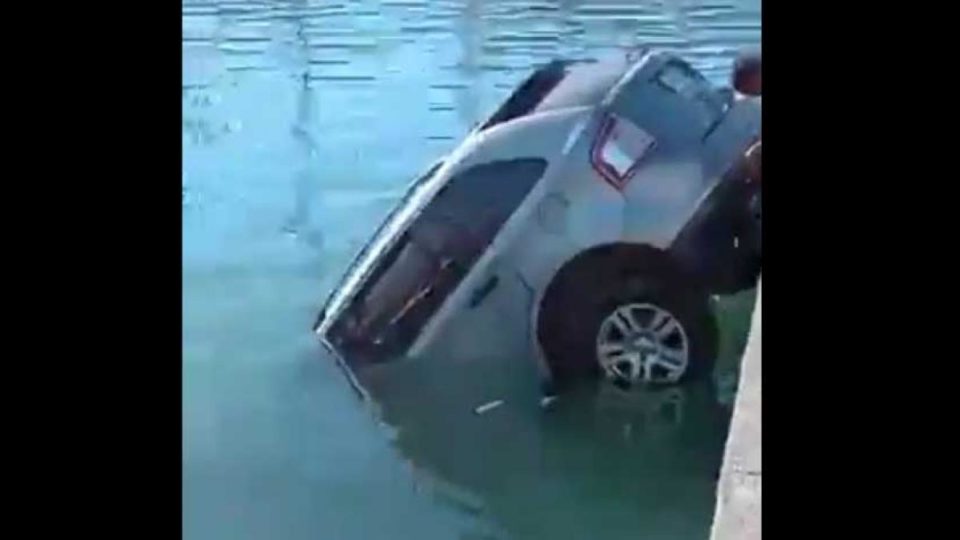 Dos turistas caen con todo y camioneta al mar en zona de yates de San Carlos, Sonora (VIDEO)