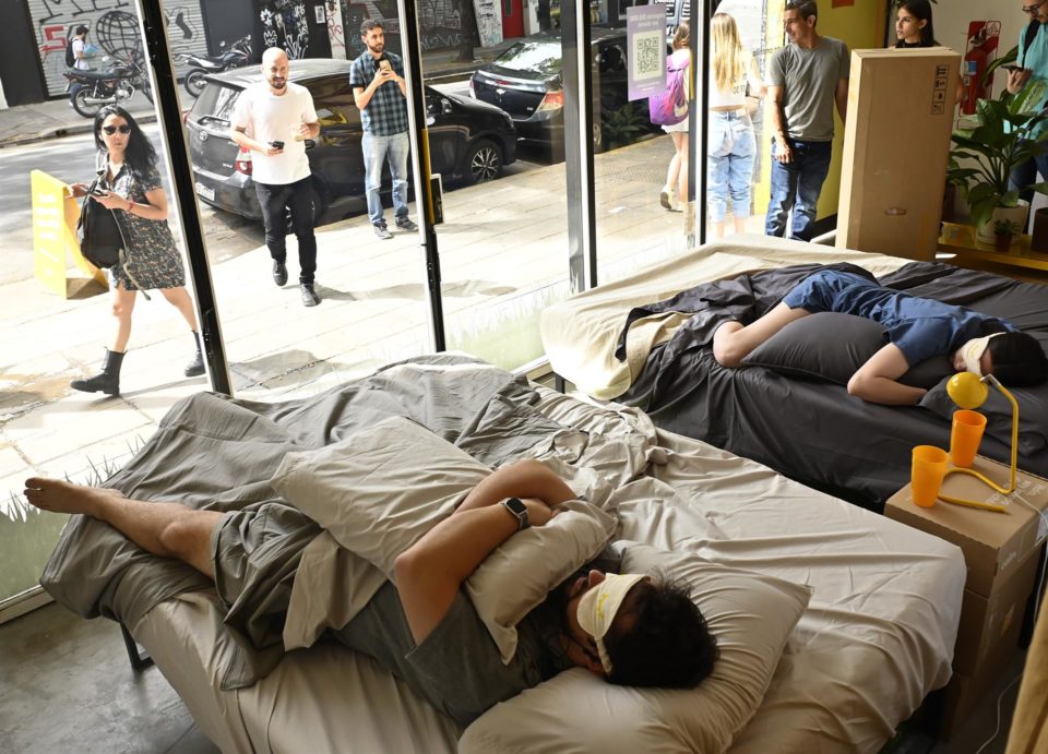 Empresa paga 10 mil pesos en Argentina por dormir la siesta en su tienda