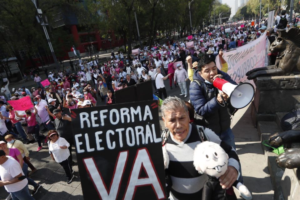 Estados Unidos "al tanto" de las protestas para defender al INE en México