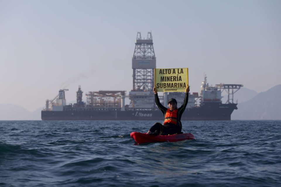 Greenpeace envía mensaje contra barco de perforación de minería en México