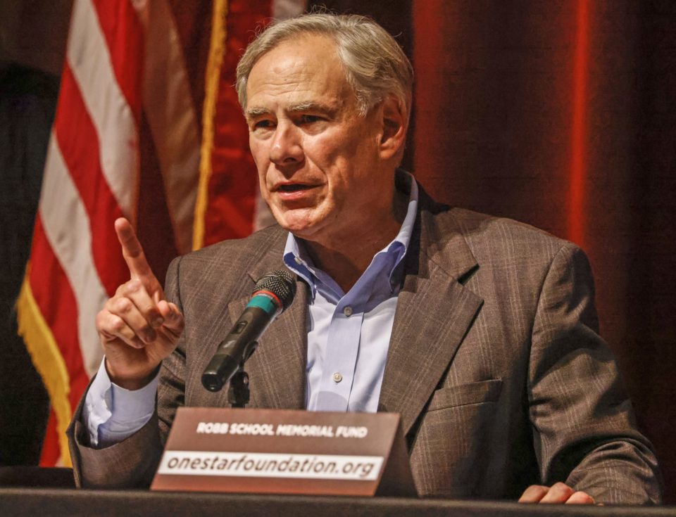 Greg Abbott considera una "invasión" la llegada de migrantes a Texas