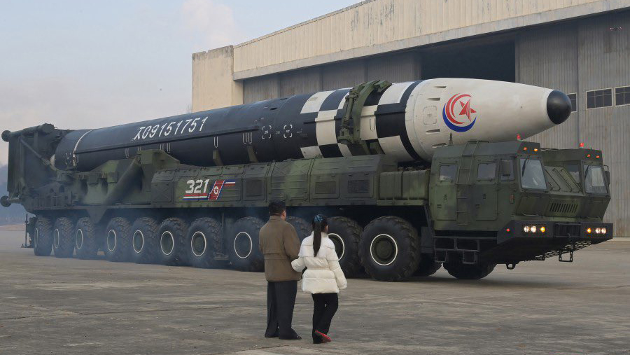 Kim Jong-un muestra por primera vez en público a su hija en prueba de misil