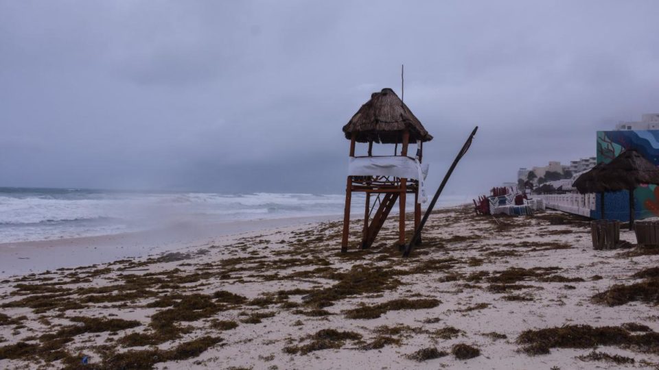 "Lisa" se fortalece a huracán categoría 1; advierten intensas lluvias al sureste de México