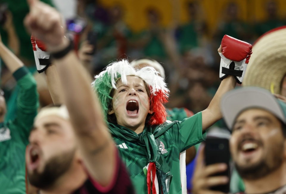 Mexicanos celebran el empate entre el Tri y Polonia en Qatar 2022